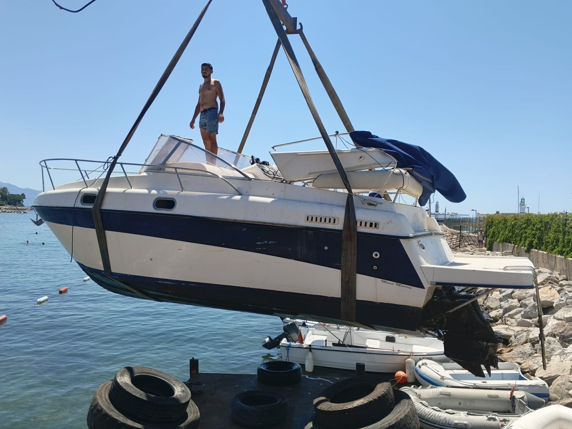 Mano Marine Teknesinin Vinç ile İndirilmesi