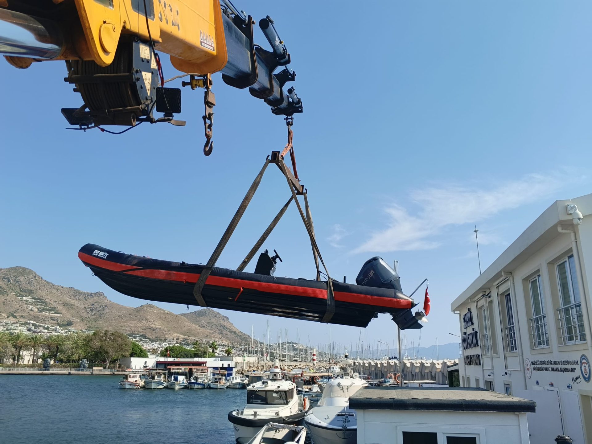 Bodrum Marina'da RIB Bot İndirme Operasyonu