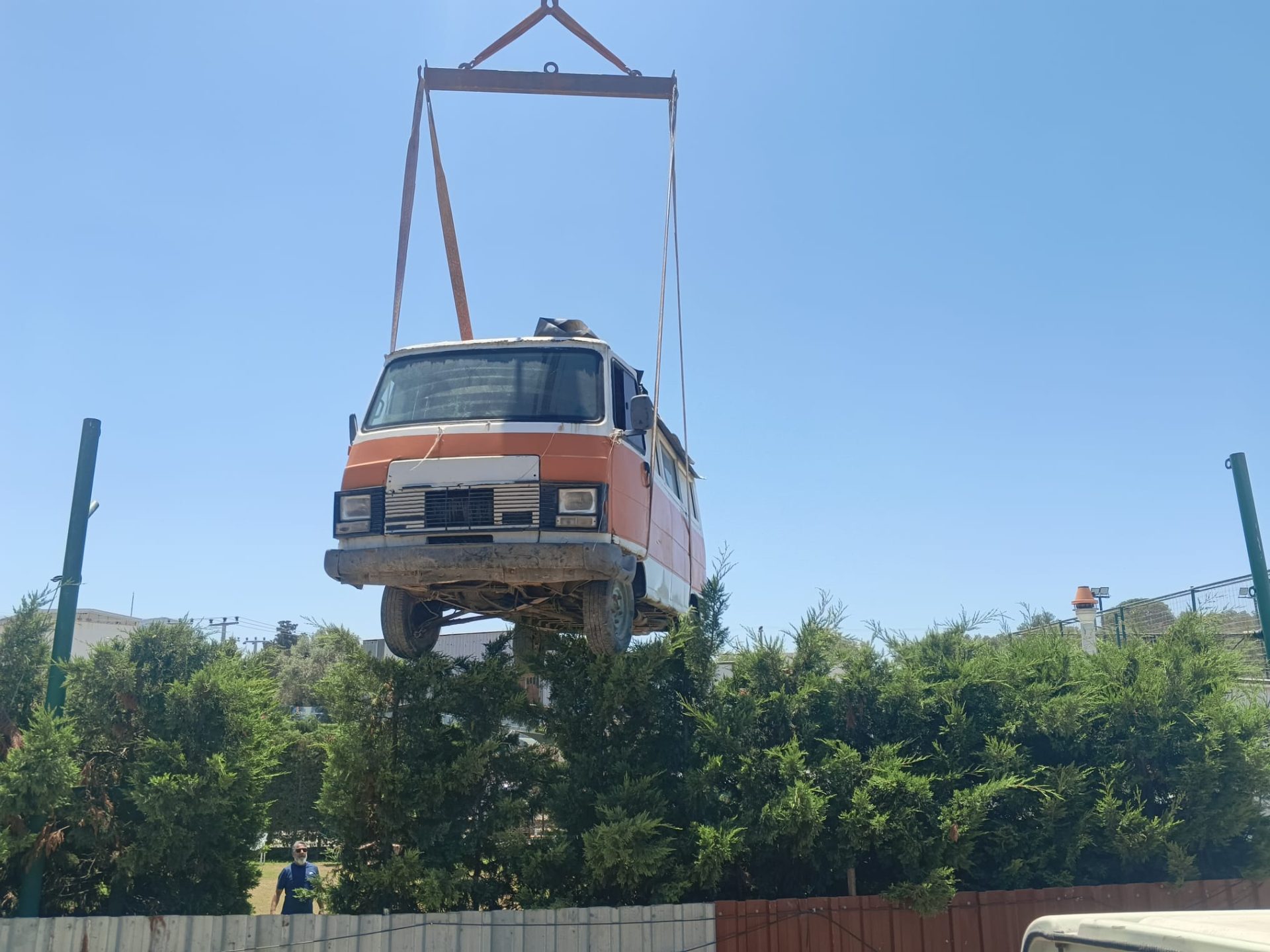 Aracın Dar Alandan Vinç ile Çıkarılması