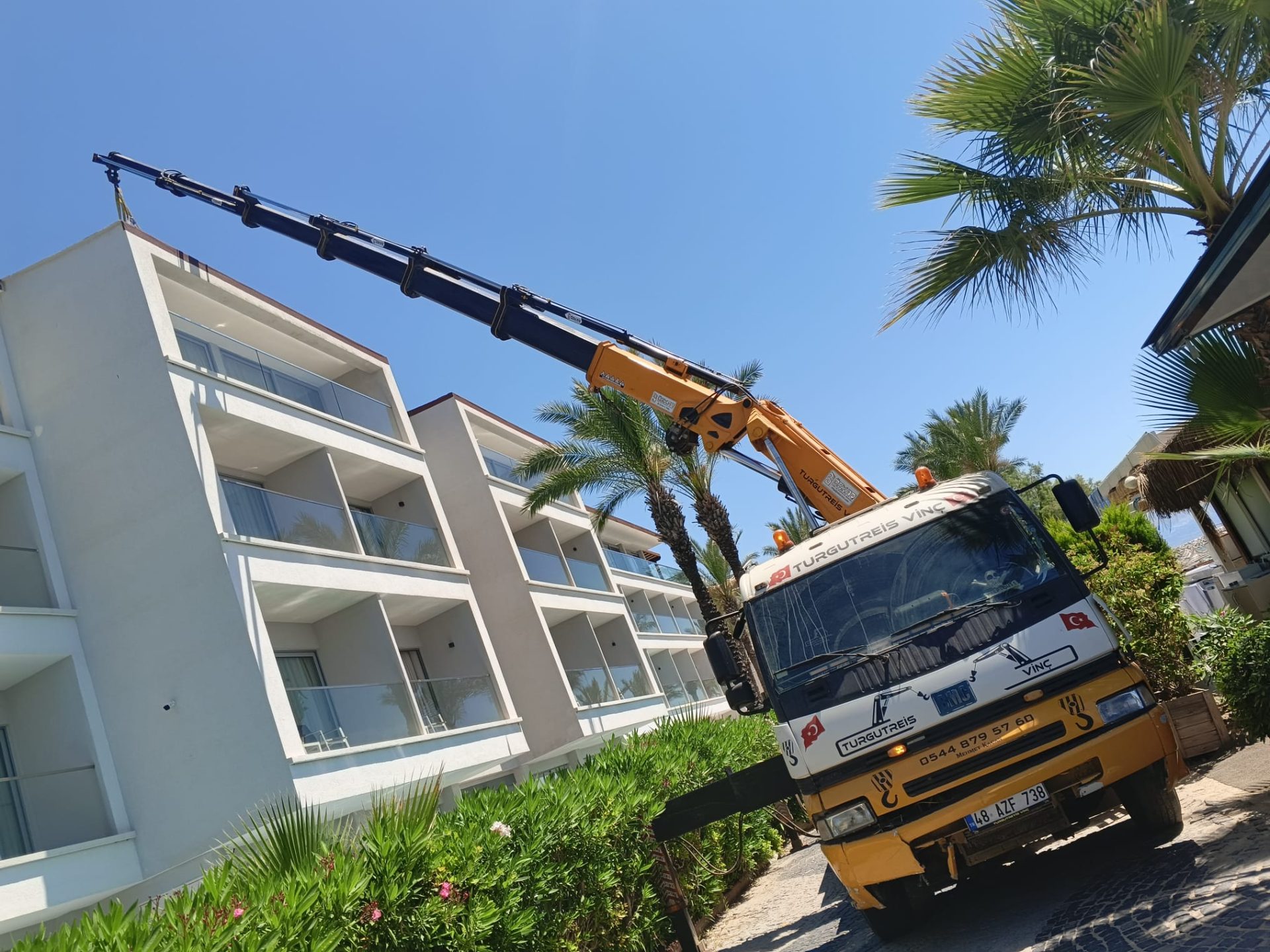 Otel Çatısına Sepetli Vinç ile Erişim