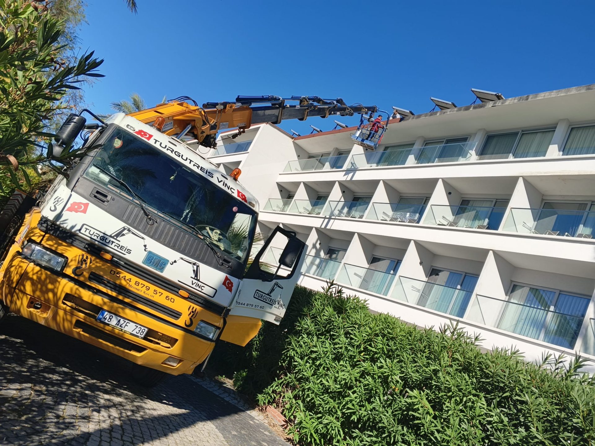 Otel Çatısında Güneş Paneli Bakımı için Sepetli Vinç