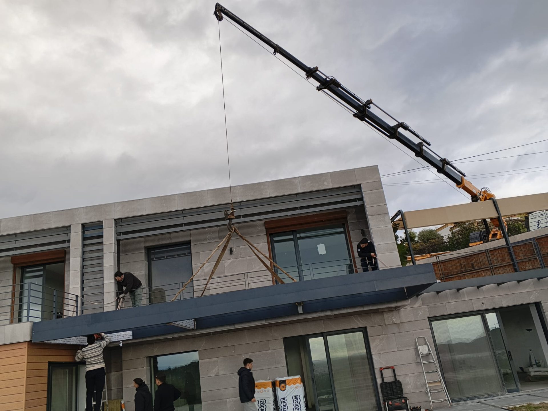 Villa Çatı Kirişinin Vinç ile Montajı